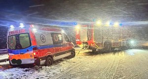 Dramat na S7. Karetka z pacjentami utknęła w zaspie