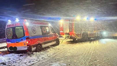 Dramat na S7. Karetka z pacjentami utknęła w zaspie