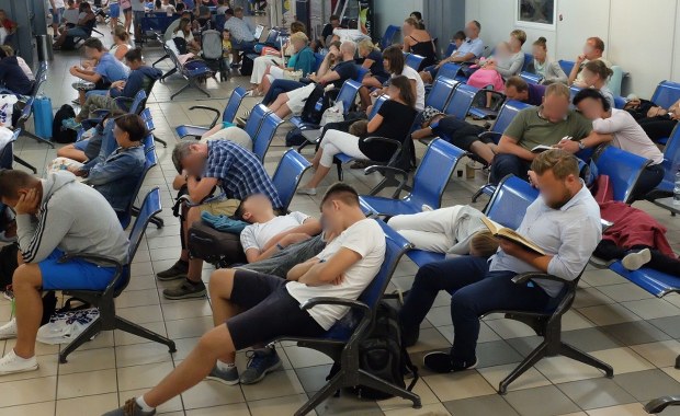 Dramat Polaków trwa. Tysiące osób uwięzionych na lotnisku