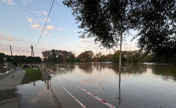 Dramat w Żaganiu. "W godzinę woda podniosła się o 10 cm i cały czas rośnie"