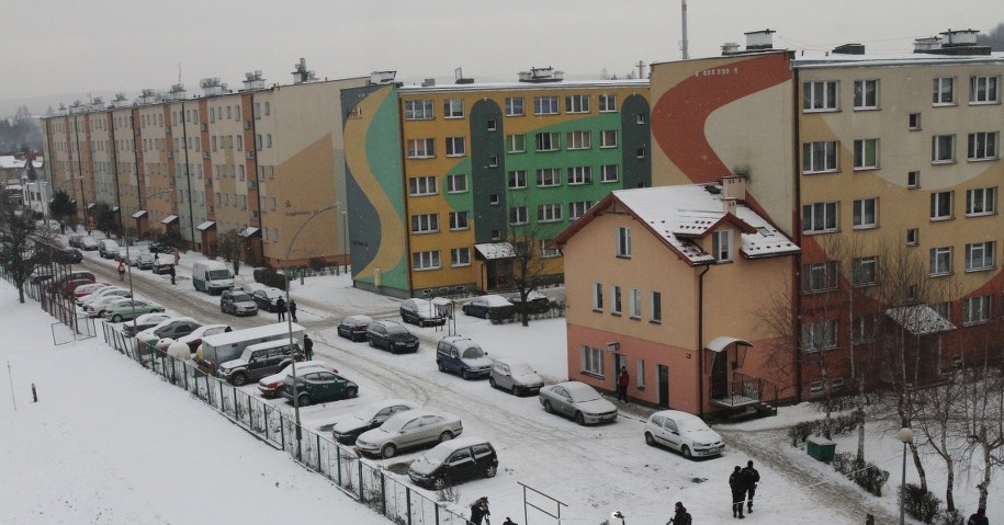 Dramat wydarzył się w bloku przy ul. Cegielnianej 14 (środkowy, zielono-żółty budynek) /fot. Jacek Bednarczyk /PAP