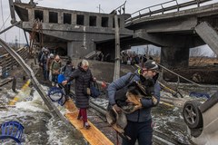 Dramatyczna ewakuacja z Irpienia. Mieszkańcy chowali się pod zniszczonym mostem 