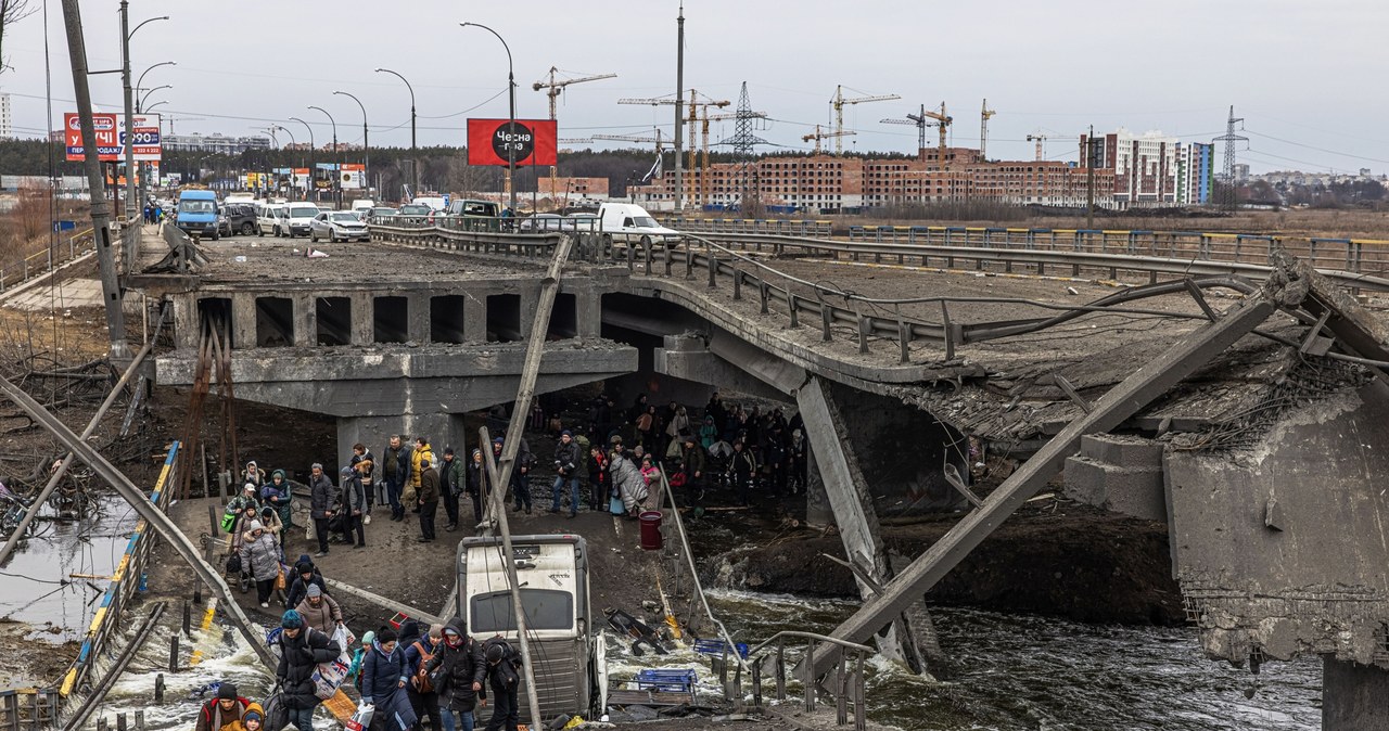 Dramatyczna ewakuacja z Irpienia. Mieszkańcy chowali się pod zniszczonym mostem 