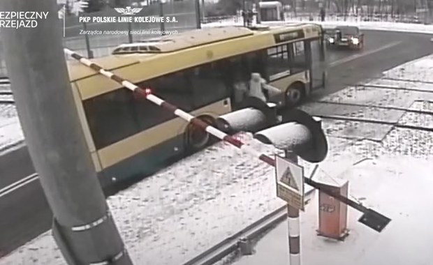 Dramatyczna ucieczka pasażerów. Autobus utknął na przejeździe kolejowym