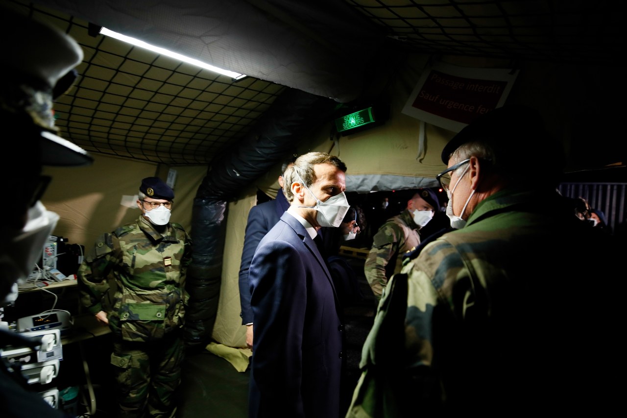 Dramatyczna walka Francji z koronawirusem. "Jesteśmy na początku wojny"