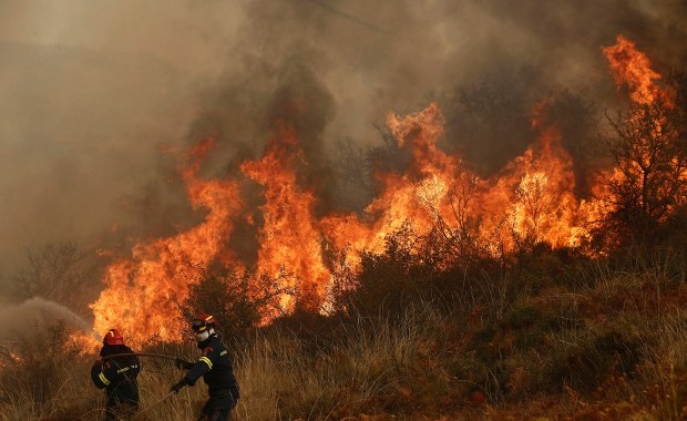 Dramatyczna walka z pożarami w Grecji. Ewakuacja w pobliżu Koryntu
