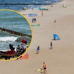 Dramatyczne chwile na plaży w Mielnie. Mężczyzna utknął w falochronie