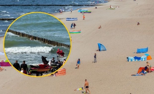 Dramatyczne chwile na plaży w Mielnie. Mężczyzna utknął w falochronie