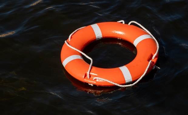 Dramatyczne chwile. Prezes znanej firmy uratował tonącą kobietę