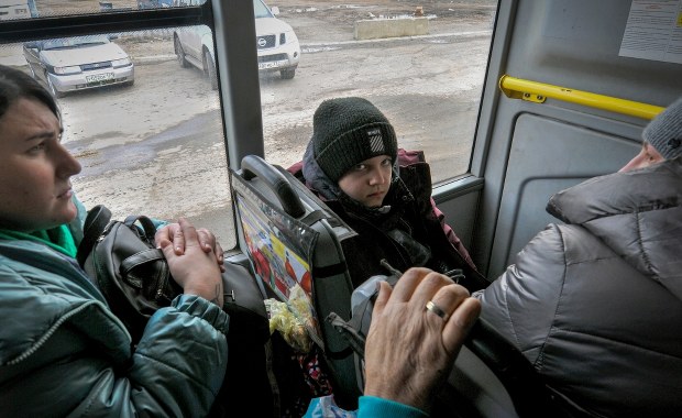 Dramatyczne doniesienia z Mariupola. Rosjanie uniemożliwiają ludziom opuszczenie miasta