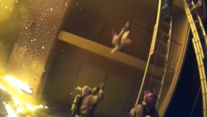 Dramatyczne nagranie. Zrzuciła dziecko z 2. piętra, złapał je strażak