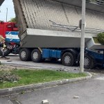 Dramatyczne sceny: 50-tonowa kładka runęła na ciężarówkę 