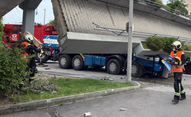 Dramatyczne sceny: 50-tonowa kładka runęła na ciężarówkę 