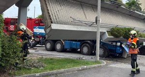 Dramatyczne sceny: 50-tonowa kładka runęła na ciężarówkę 