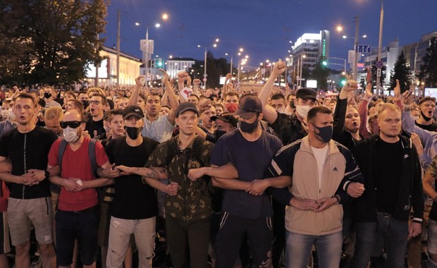 Dramatyczne sceny w Mińsku. Barykady, gumowe kule i śmierć jednego z protestujących