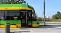 Dramatyczne sceny w Poznaniu. 89-latka wypadała z jadącego tramwaju
