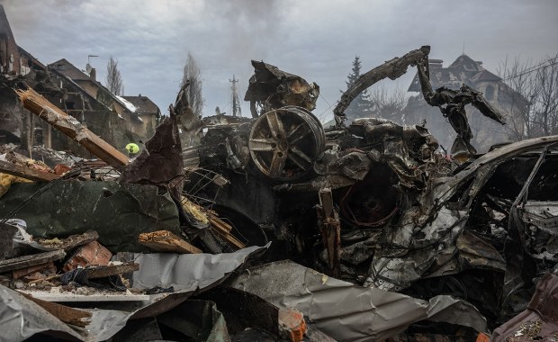 Dramatyczne zdjęcia z Kijowa. Ojciec z małym dzieckiem wyciągnięci spod gruzów
