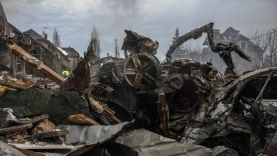 Dramatyczne zdjęcia z Kijowa. Ojciec z małym dzieckiem wyciągnięci spod gruzów