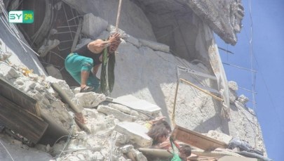 Dramatyczne zdjęcie z Syrii: 5-latka próbuje ratować siostrzyczkę, trzymając ją za koszulkę 