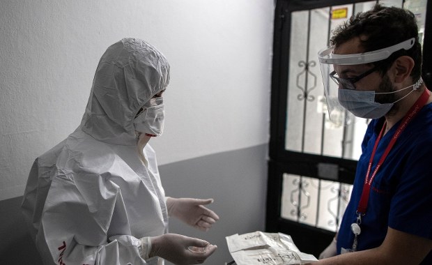 Dramatyczny bilans: Mamy 16 300 nowych zakażeń koronawirusem, zmarło 132 chorych [NOWE DANE]