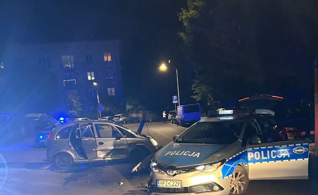 Dramatyczny pościg ulicami Warszawy! Złodziej czołowo zderzył się z radiowozem