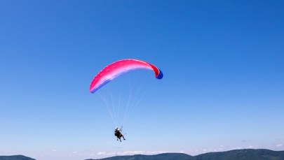 Dramatyczny wypadek paralotniarza. Mężczyzna spadł z klifu