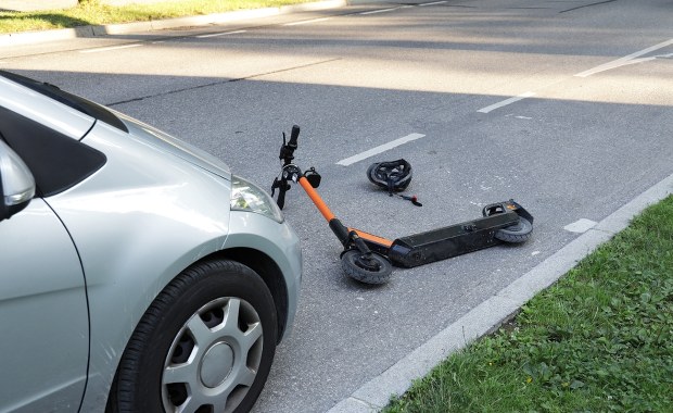 ​Dramatyczny wypadek pod Krakowem. Dzieci na hulajnodze potrącone przez samochód