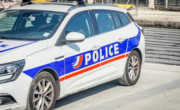 Dramatyczny wypadek w Paryżu, autobus wjechał w witrynę sklepową. Są ranni