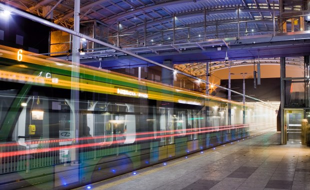 Dramatyczny wypadek w Poznaniu: Kobieta wypadła z jadącego tramwaju