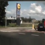 Dramatyczny wypadek w Stargardzie. Dzieci na hulajnodze wjechały w auto 