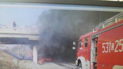 Dramatyczny wypadek w Świeciu. Ciężarówka spadła z wiaduktu i stanęła w płomieniach