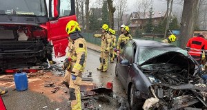 Dramatyczny wypadek w Zakopanem. Lekarze walczą o życie kierowcy po czołowym zderzeniu
