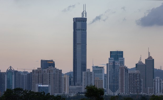 Drapacz chmur zaczął się chwiać. Ludzie uciekali w panice