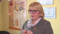 Drastyczna dieta pozbawia skórę witamin i składników odżywczych. Możne stracić jędrność i stać się matowa