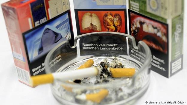 Drastyczne etykiety na pudełkach papierosów mają w Niemczech obrzydzić palenie /Deutsche Welle
