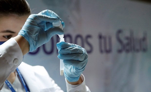 Drastyczny przyrost zakażeń koronawirusem w Hiszpanii. Część regionów zaostrza restrykcje