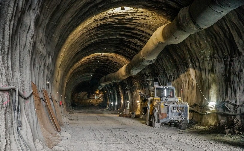 Drążenie naw dłuższego tunelu rozpoczęto w listopadzie 2020 roku. /GDDKiA