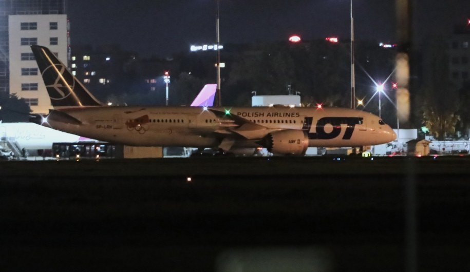 Dreamliner, którzy transportował ewakuowanych /Wojciech Olkusnik  /PAP