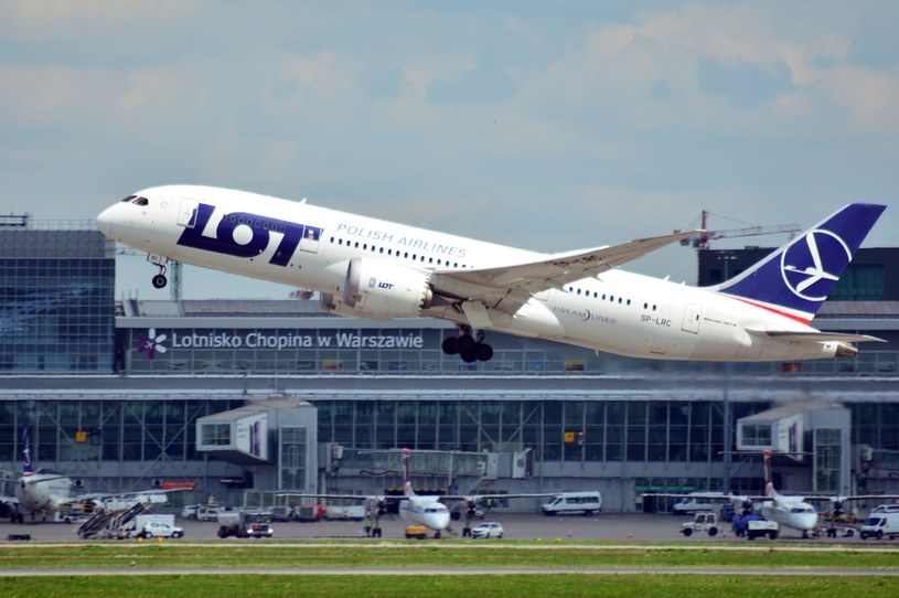 Dreamliner LOT startujący z Lotniska Chopina w Warszawie /123RF/PICSEL