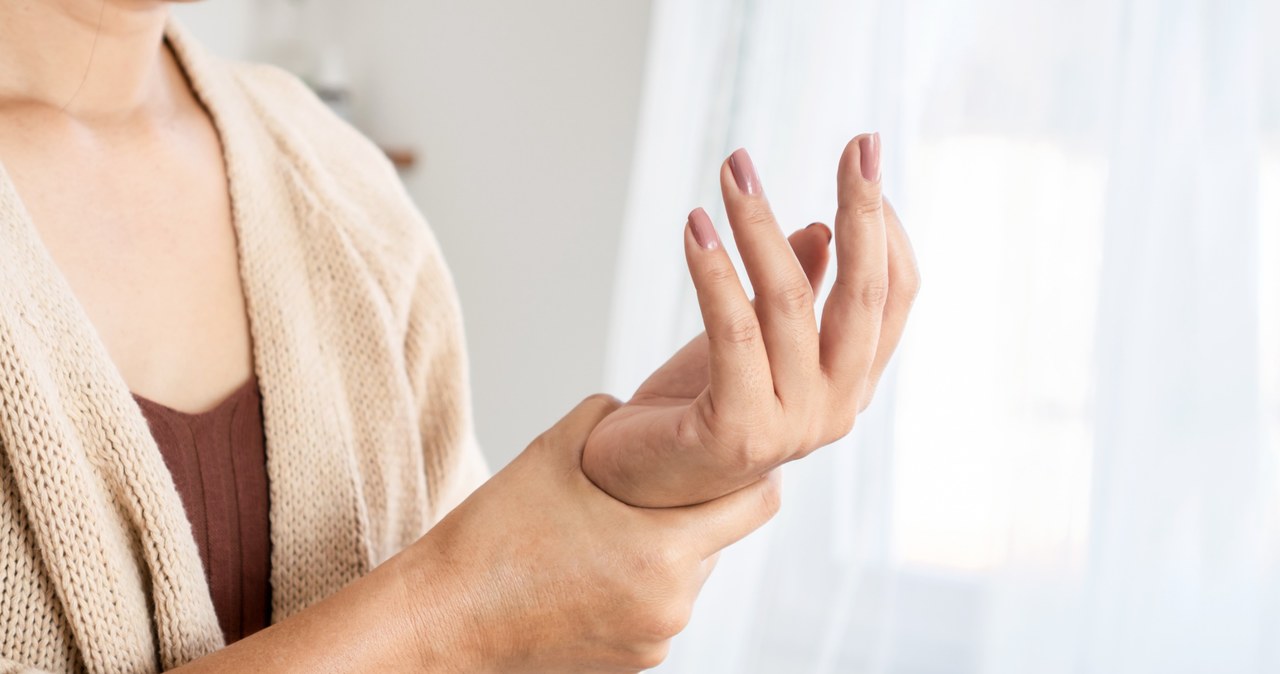 Drętwienia, mrowienia i parestezje rąk i nóg to jedne z pierwszych objawów stwardnienia rozsianego /123RF/PICSEL