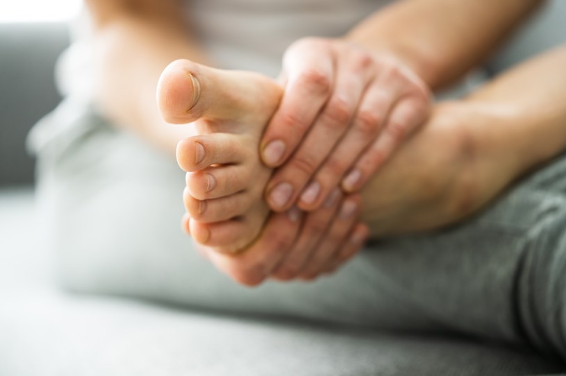 Drętwienie stóp i uczucie "ciężkich nóg" może być objawem hiperkaliemii, czyli zbyt dużego stężenia potasu w organizmie /123RF/PICSEL
