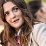 Drew Barrymore Drew Barrymore rezygnuje z makijażu po 50-tce. "Każda zmarszczka to część mojego życia"