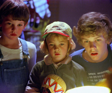Drew Barrymore zdobyła angaż m.in. dzięki swojej dziecięcej fantazji. Miała powiedzieć Stevenowi Spielbergowi, że nie jest aktorką, tylko perkusistką w punk rockowym zespole o nazwie Fioletowi Zjadacze Ludzie. Reżyser uznał, że dziewczynka o tak bujnej wyobraźni na pewno poradzi sobie z rolą.

Na zdjęciu: Henry Thomas, Drew Barrymore i Robert Macnaughton w filmie "E.T." (1982)