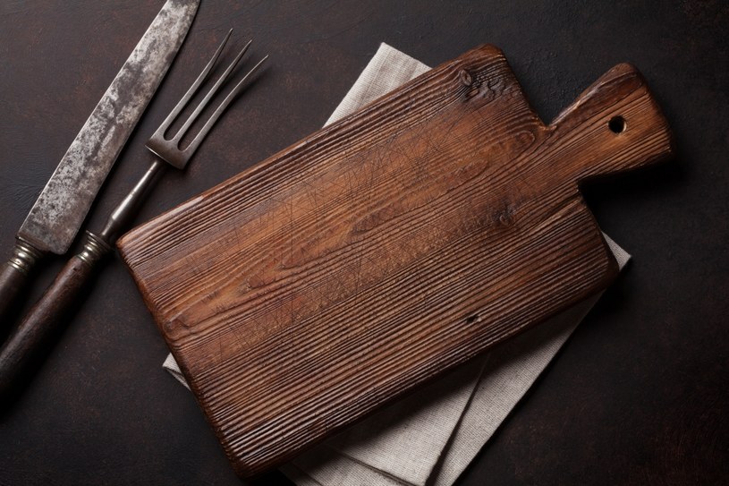 Drewniana deska do krojenia nie zniszczy twoich noży /123RF/PICSEL