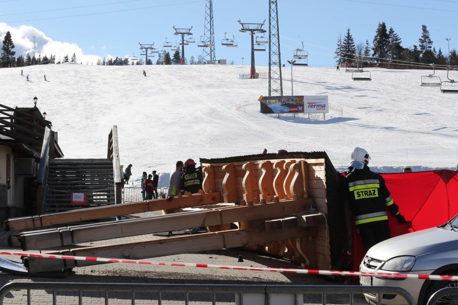 Drewniana konstrukcja przygniotła dwie osoby / 	Grzegorz Momot    /PAP/EPA