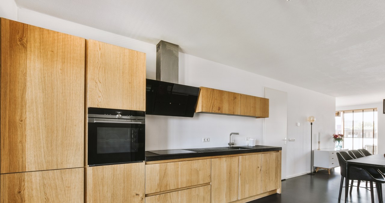 Drewnianą kuchnię możemy połączyć z czarnymi elementami /Pixel