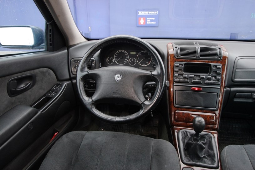 Drewniana okleina, szerokie siedzenia, automatyczna klimatyzacja – luksusowa kabina z lat 90. /Motor