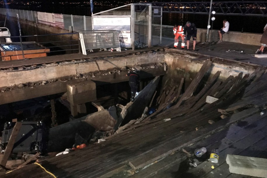 Drewniana platforma, która zawaliła się podczas koncertu na festiwalu kultury miejskiej w Vigo /SXENICK /PAP/EPA