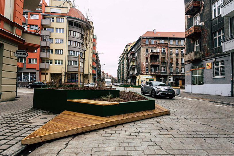 Drewniane konstrukcje postawiono wprost na ulicy. Policja stwierdziła zagrożenie bezpieczeństwa /Krzysztof Kaniewski /Reporter