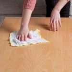 Drewniane meble czyść tylko w ten sposób. Przez lata będą wyglądać, jak nowe 